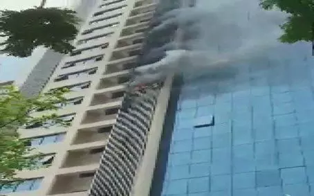 मुंबई में 22 मंजिला इमारत में लगी आग, बिल्डिंग में हैं कई बॉलीवुड सितारों के दफ्तर