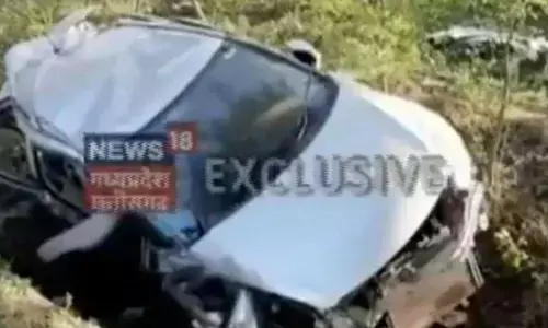 होशंगाबाद में दर्दनाक हादसाः ध्यानचंद हॉकी टूर्नामेंट में खेलने जा रहे 7 हॉकी खिलाड़ियों की कार पेड़ से टकराई, 4 की मौत होशंगाबाद में दर्दनाक हादसाः ध्यानचंद हॉकी टूर्नामेंट में खेलने जा रहे 7 हॉकी खिलाड़ियों की कार पेड़ से टकराई, 4 की मौत