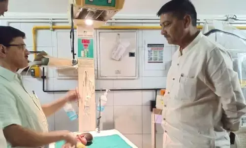 घड़े में जिन्दा मिली बच्ची, BJP MLA पप्पू भरतौल ने अपनाया, नाम रखा सीता घड़े में जिन्दा मिली बच्ची, BJP MLA पप्पू भरतौल ने अपनाया, नाम रखा सीता