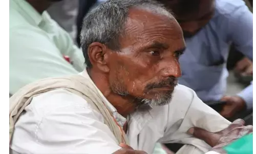 झांसी के बाद हापुड़ में हैवान बनी पुलिस, पीट पीट कर थाने में मार डाला इन भले बुजर्ग का सहारा झांसी के बाद हापुड़ में हैवान बनी पुलिस, पीट पीट कर थाने में मार डाला इन भले बुजर्ग का सहारा