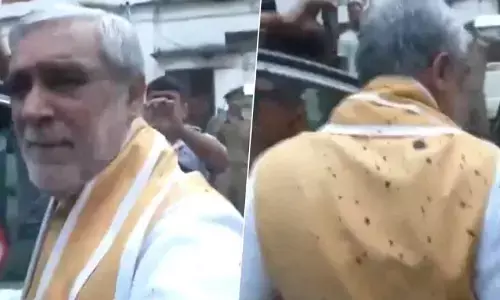 पटना में केंद्रीय मंत्री अश्विनी चौबे पर फेंकी गई स्याही, देखिए- VIDEO