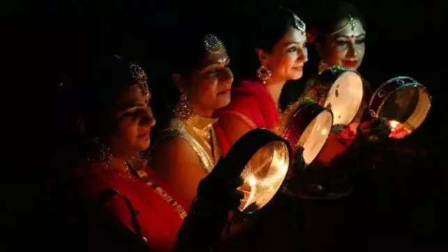 Karva Chauth 2019 : इस बार का करवाचौथ बेहद खास, 70 साल बाद बन रहा ये संयोग Karva Chauth 2019 : इस बार का करवाचौथ बेहद खास, 70 साल बाद बन रहा ये संयोग