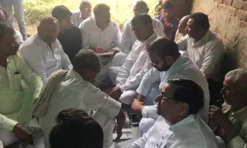 कांग्रेस का प्रतिनिधिमंडल पंकज के नेतृत्व में पहुँचा हापुड़ मिला पीड़ित परिवार से कांग्रेस का प्रतिनिधिमंडल पंकज के नेतृत्व में पहुँचा हापुड़ मिला पीड़ित परिवार से