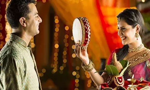 करवा चौथ व्रत : ऐसे रखेंगी व्रत तो मिलेगा पति और सास का प्यार करवा चौथ व्रत : ऐसे रखेंगी व्रत तो मिलेगा पति और सास का प्यार