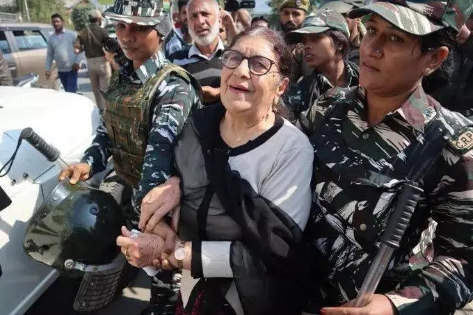 कश्मीर: अनुच्छेद 370 के खिलाफ प्रदर्शन के दौरान ली गई हिरासत में फारूक अब्दुल्ला की बहन और बेटी को मिली जमानत कश्मीर: अनुच्छेद 370 के खिलाफ प्रदर्शन के दौरान ली गई हिरासत में फारूक अब्दुल्ला की बहन और बेटी को मिली जमानत