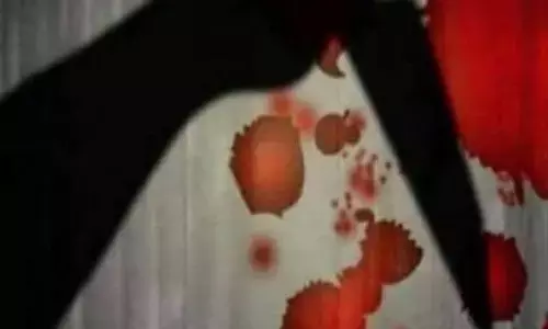 शादीशुदा प्यार में पागल लड़के ने लड़की को दरांती काट डाला