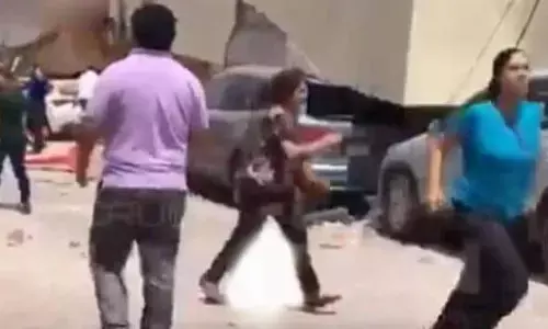 जानिए क्या है सच इस वायरल वीडियो का , जिसमें सरेआम महिलायें और आदमी भागे इस हाल में?