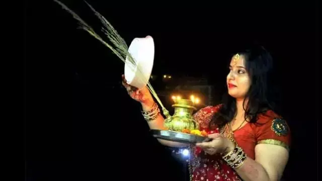 सुहागिन महिलाएं क्यों देखती हैं छलनी से पति का चेहरा? और इस कथा को क्यों है पढना जरूरी! सुहागिन महिलाएं क्यों देखती हैं छलनी से पति का चेहरा? और इस कथा को क्यों है पढना जरूरी!