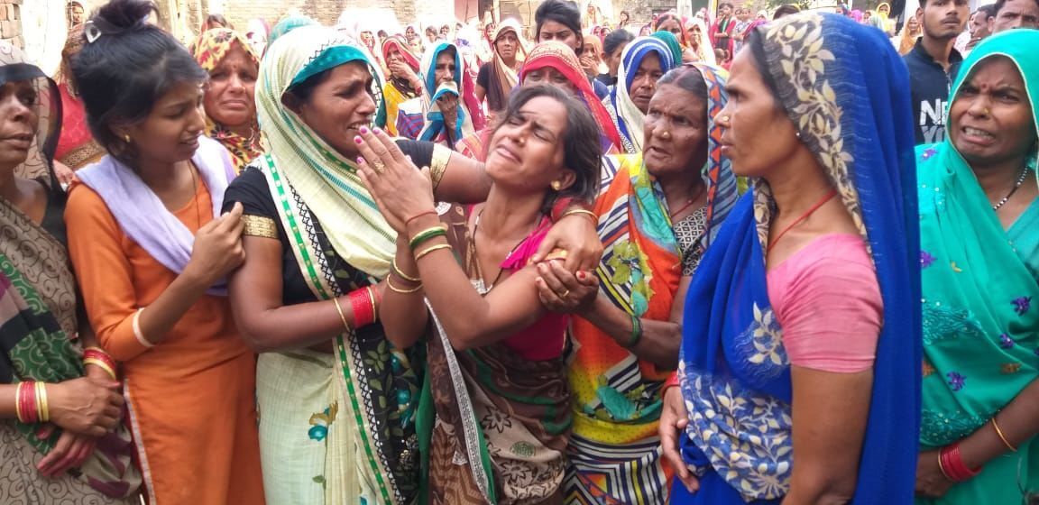 मासूम छात्र की हत्या कर शव गड्ढे में फेंका, परिजनों में मचा कोहराम मासूम छात्र की हत्या कर शव गड्ढे में फेंका, परिजनों में मचा कोहराम