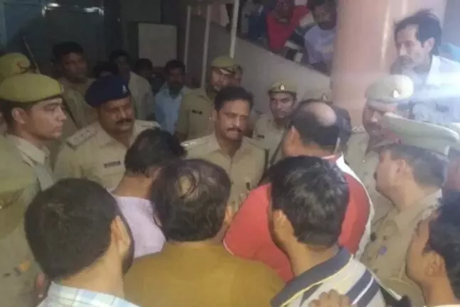 मेरठ बार एसोसिएशन के सदस्य व अधिवक्ता मुकेश शर्मा की गोली मारकर हत्या मेरठ बार एसोसिएशन के सदस्य व अधिवक्ता मुकेश शर्मा की गोली मारकर हत्या