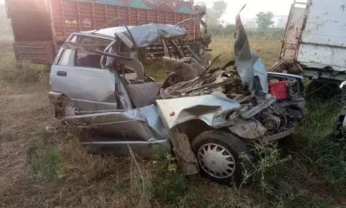 आगरा: प्रसव कराने जा रहे लोगों की कार ट्रक में घुसी, 2 महिलाओं समेत 4 की मौत