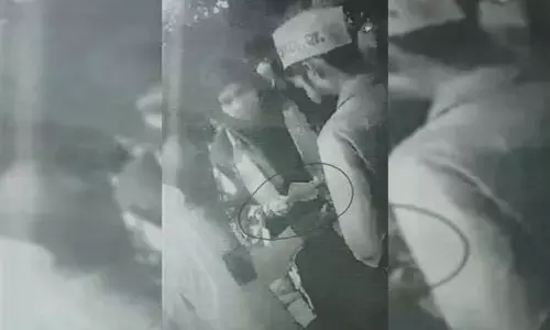 रामपुर में बीजेपी उम्मीदवार ने बांटे रूपये, वीडियो हुआ वायरल रामपुर में बीजेपी उम्मीदवार ने बांटे रूपये, वीडियो हुआ वायरल