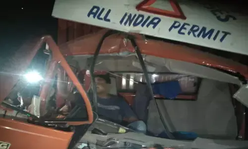 नोएडा पुलिस का सराहनीय कार्य,भीषण टक्कर में घायल चालक की पुलिस ने बचाई जान नोएडा पुलिस का सराहनीय कार्य,भीषण टक्कर में घायल चालक की पुलिस ने बचाई जान