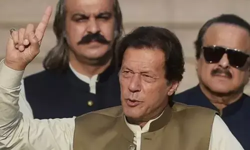 कटघरे में पाकिस्तान की इमरान सरकार, गुस्से में पीएम ने बदली मीडिया टीम
