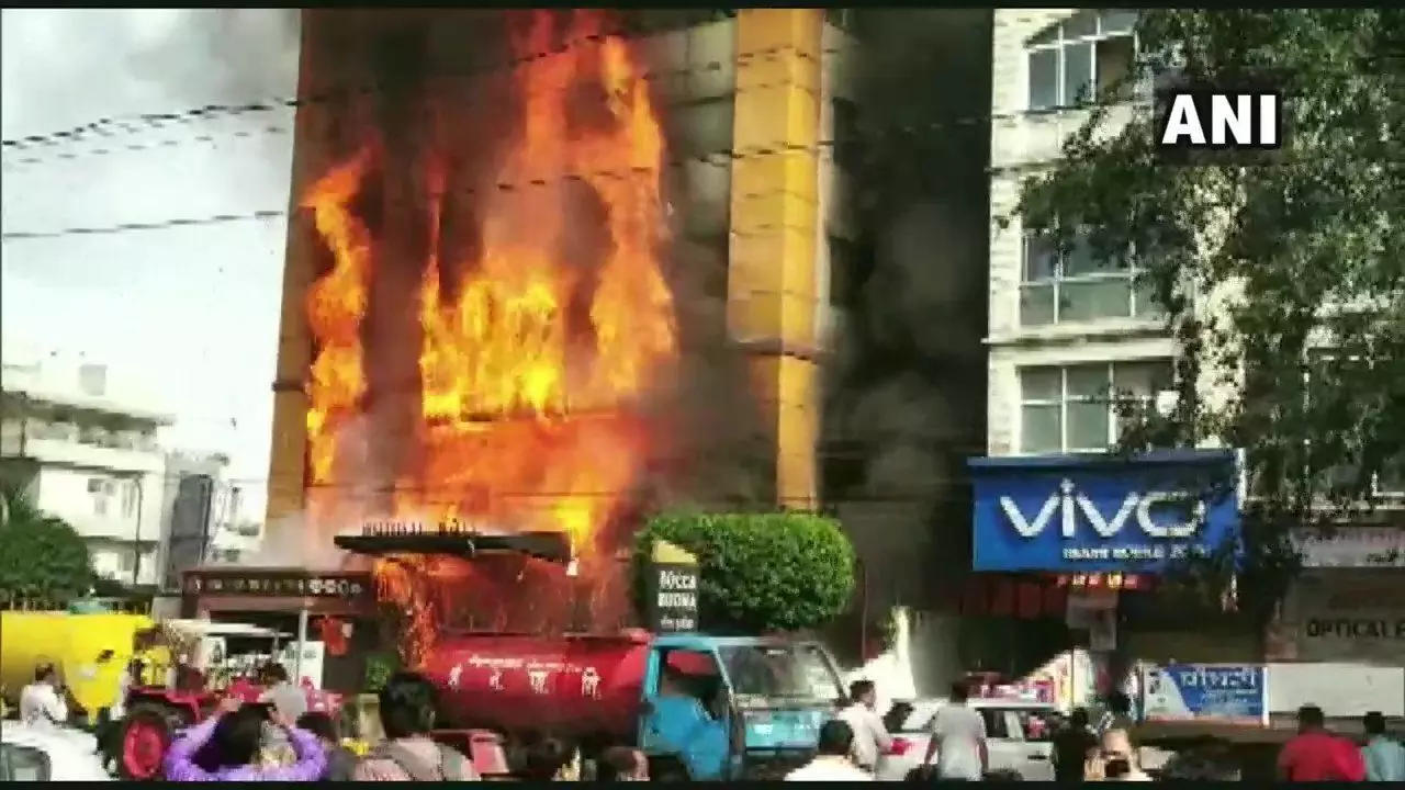 इंदौर के होटल में लगी भीषण आग, कई लोग फंसे, रेस्क्यू की कोशिशें जारी