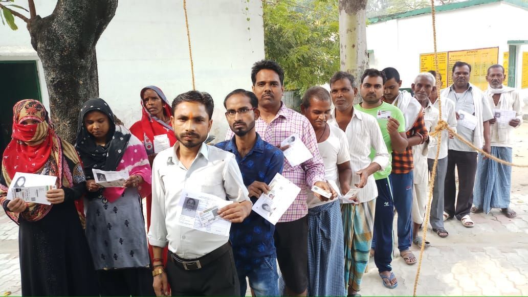 बाराबंकी : चार घंटे में पड़े 23 प्रतिशत वोट, सुरक्षा की मजबूत पहरेदारी डीएम कप्तान का दौरा जारी बाराबंकी : चार घंटे में पड़े 23 प्रतिशत वोट, सुरक्षा की मजबूत पहरेदारी डीएम कप्तान का दौरा जारी