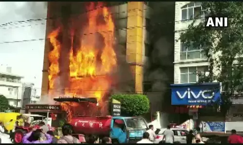 इंदौर के होटल में लगी भीषण आग, कई लोग फंसे, रेस्क्यू की कोशिशें जारी