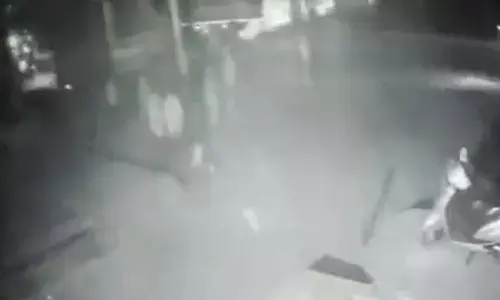 प्रयागराज में कोचिंग के बाहर बम बाजी से दहशत प्रयागराज में कोचिंग के बाहर बम बाजी से दहशत