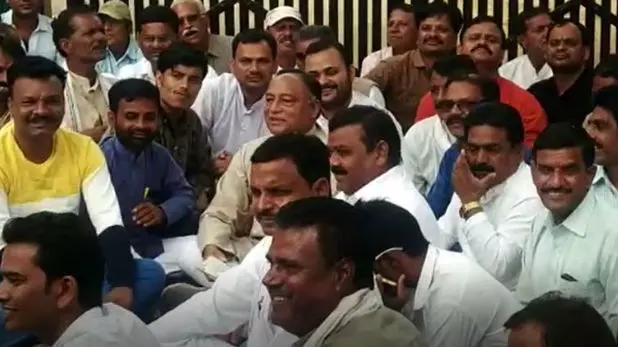 दिग्विजय सिंह के बंगले के बाहर धरने पर बैठे छोटे भाई लक्ष्मण सिंह, जानें- क्या है पूरा मामला