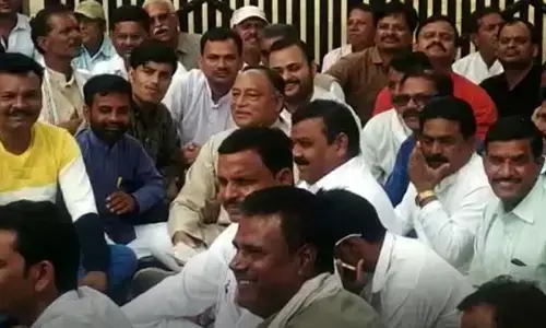 दिग्विजय सिंह के बंगले के बाहर धरने पर बैठे छोटे भाई लक्ष्मण सिंह, जानें- क्या है पूरा मामला दिग्विजय सिंह के बंगले के बाहर धरने पर बैठे छोटे भाई लक्ष्मण सिंह, जानें- क्या है पूरा मामला