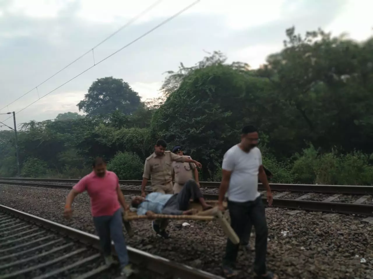 बाराबंकी: PRV 1691 ने ट्रेन से गिरकर घायल हुए युवक की सूचना पर 12 मिनट में अस्पताल पहुंचाकर बचायी जान
