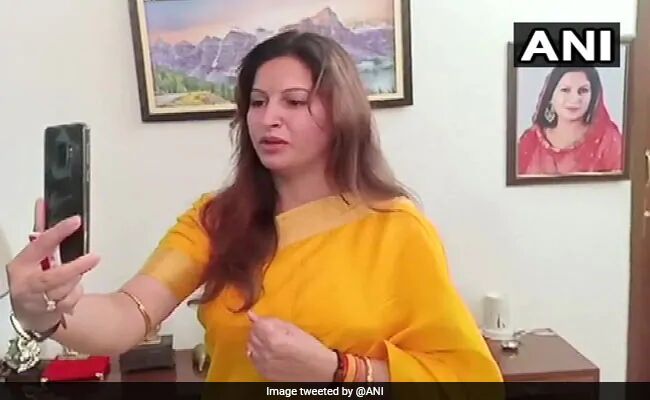 Haryana Assembly Polls 2019 : टिकटोक स्टार सोनाली फोगाट आदमपुर से चुनाव हार गई Haryana Assembly Polls 2019 : टिकटोक स्टार सोनाली फोगाट आदमपुर से चुनाव हार गई