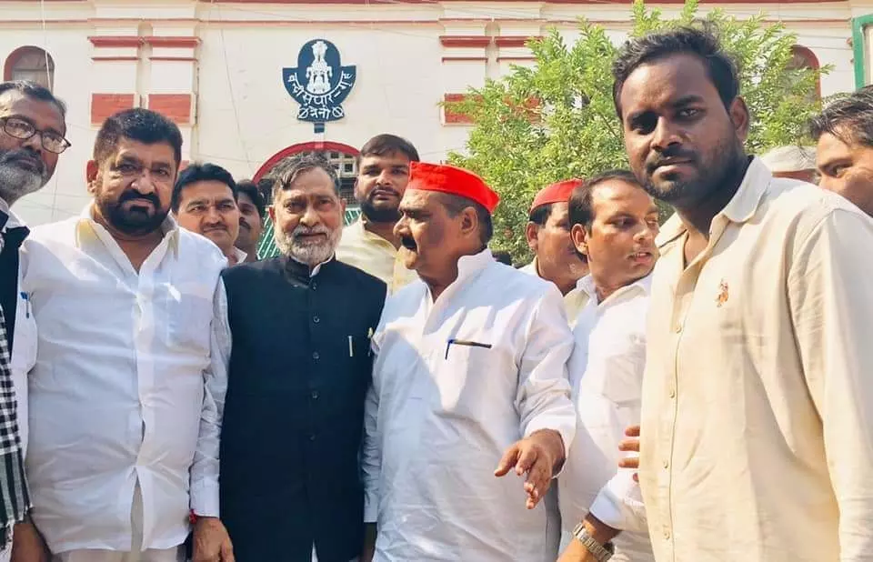 विधायक मनोज पारस व जेल में बन्द छात्र नेताओं से नैनी जेल में मिले रामगोविन्द चौधरी और ललई यादव विधायक मनोज पारस व जेल में बन्द छात्र नेताओं से नैनी जेल में मिले रामगोविन्द चौधरी और ललई यादव