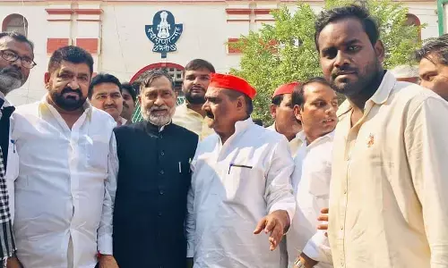 विधायक मनोज पारस व जेल में बन्द छात्र नेताओं से नैनी जेल में मिले रामगोविन्द चौधरी और ललई यादव विधायक मनोज पारस व जेल में बन्द छात्र नेताओं से नैनी जेल में मिले रामगोविन्द चौधरी और ललई यादव