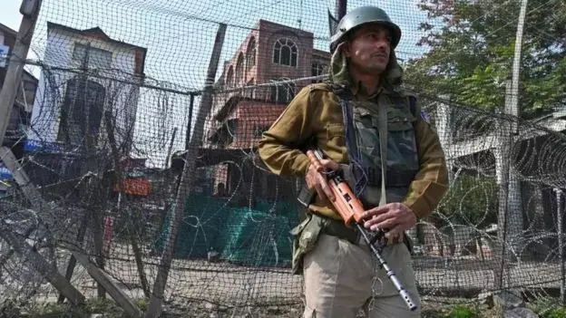 जम्मू कश्मीर के शोपियां में ड्राइवरों पर चरमपंथी समूह ने किया हमला, राजस्थान के ड्राइवर समेत दो की मौत जम्मू कश्मीर के शोपियां में ड्राइवरों पर चरमपंथी समूह ने किया हमला, राजस्थान के ड्राइवर समेत दो की मौत