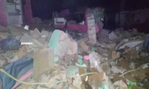 MP : ग्वालियर में अवैध पटाखा फैक्ट्री में ब्लास्ट, 3 लोगों की मौत, 6 की हालत गंभीर MP : ग्वालियर में अवैध पटाखा फैक्ट्री में ब्लास्ट, 3 लोगों की मौत, 6 की हालत गंभीर