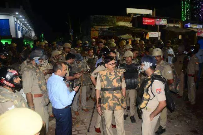 वाराणसी में बदमाशों ने सर्राफा व्यवसाई को लूटा, बचाने आए युवक को मारी गोली मौके पर मौत, SSP हुए घायल वाराणसी में बदमाशों ने सर्राफा व्यवसाई को लूटा, बचाने आए युवक को मारी गोली मौके पर मौत, SSP हुए घायल