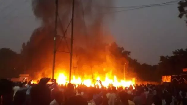 आगरा : पटाखा मार्केट में भीषण आग से मची भगदड़, दमकल की कई गाड़ियां मौके पर - देखें- VIDEO आगरा : पटाखा मार्केट में भीषण आग से मची भगदड़, दमकल की कई गाड़ियां मौके पर - देखें- VIDEO