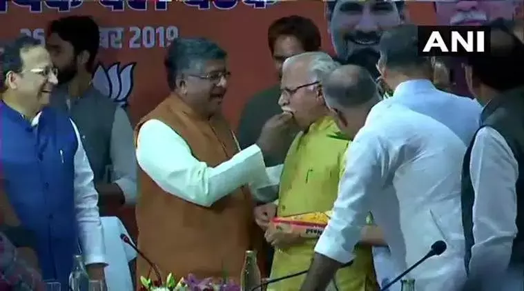 LIVE : विधायक दल के नेता चुने गए मनोहर लाल खट्टर, दिवाली के दिन ले सकते हैं शपथ