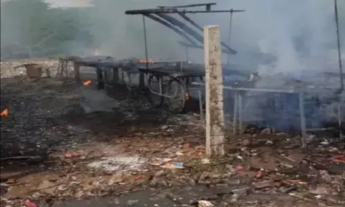 यूपी: पटाखा मार्केट में आग लगने से मची भगदड़, हाथरस की 22 दुकानें जलकर राख यूपी: पटाखा मार्केट में आग लगने से मची भगदड़, हाथरस की 22 दुकानें जलकर राख