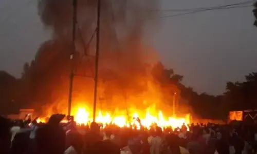 आगरा : पटाखा मार्केट में भीषण आग से मची भगदड़, दमकल की कई गाड़ियां मौके पर - देखें- VIDEO