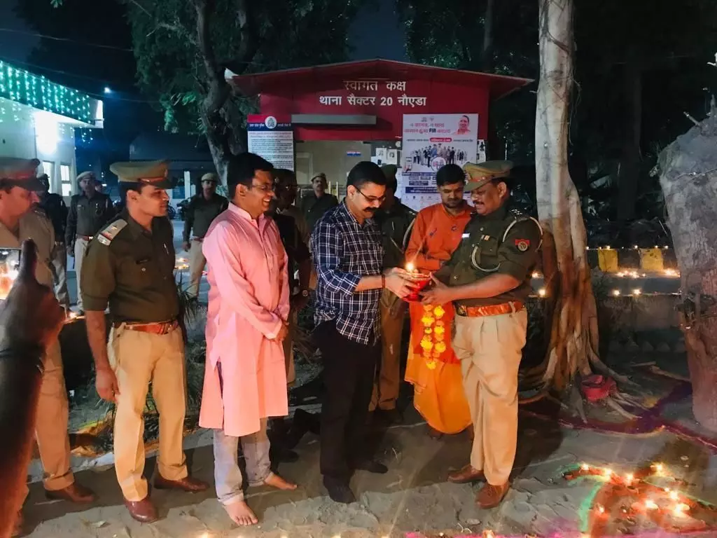 डीजीपी के आदेश पर जिला गौतमबुद्ध नगर में मिट्टी के दीयों से सजे थाने, एसएसपी ने मनाई पुलिस परिवार के साथ दिवाली डीजीपी के आदेश पर जिला गौतमबुद्ध नगर में मिट्टी के दीयों से सजे थाने, एसएसपी ने मनाई पुलिस परिवार के साथ दिवाली