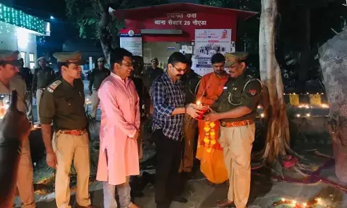 डीजीपी के आदेश पर जिला गौतमबुद्ध नगर में मिट्टी के दीयों से सजे थाने, एसएसपी ने मनाई पुलिस परिवार के साथ दिवाली डीजीपी के आदेश पर जिला गौतमबुद्ध नगर में मिट्टी के दीयों से सजे थाने, एसएसपी ने मनाई पुलिस परिवार के साथ दिवाली