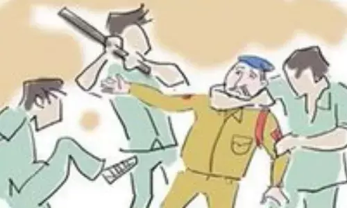 अपराधियों को खदेड़ने के दौरान फूटा DSP का सिर, कई जवान घायल अपराधियों को खदेड़ने के दौरान फूटा DSP का सिर, कई जवान घायल