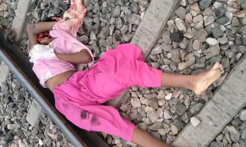 बरेली में एक युवती ने की ट्रेन के आगे कूदकर आत्महत्या!