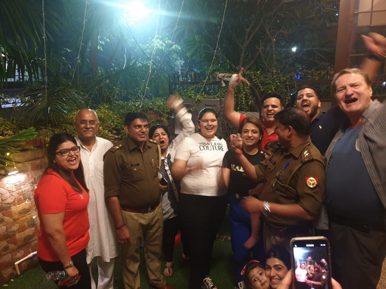 नोएडा पुलिस ने 48 घंटे में 15 लाख कीमत की हीरे की अंगूठी कर ली बरामद, लौटी परिवार की मुस्कान नोएडा पुलिस ने 48 घंटे में 15 लाख कीमत की हीरे की अंगूठी कर ली बरामद, लौटी परिवार की मुस्कान