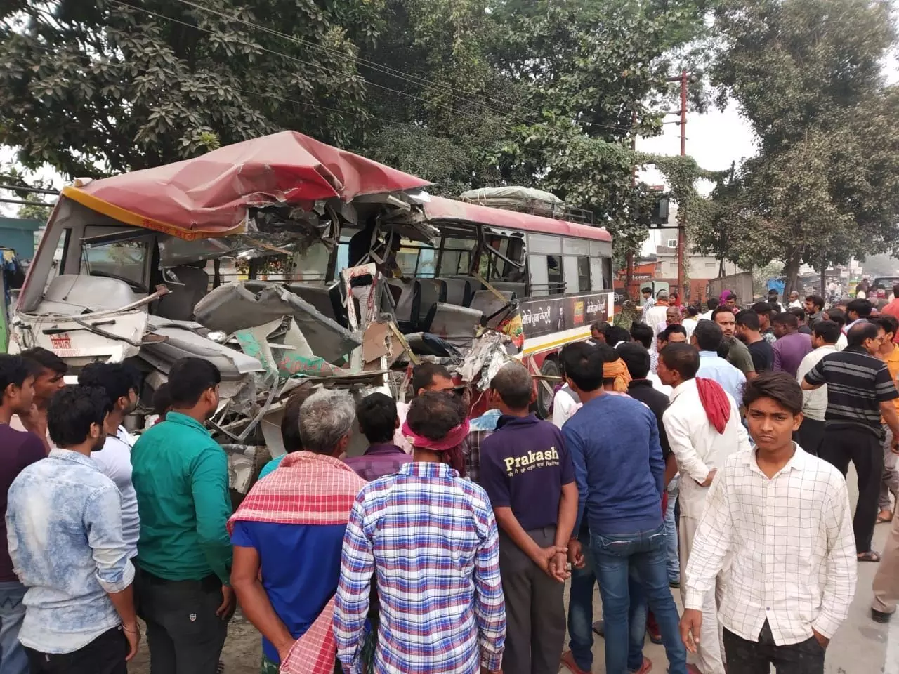 संतकबीरनगर: तेज रफ़्तार रोडवेज़ बस ने खड़ी ट्रक में पीछे से मारी ज़ोरदार टक्कर, 3 की मौत, 5 घायल