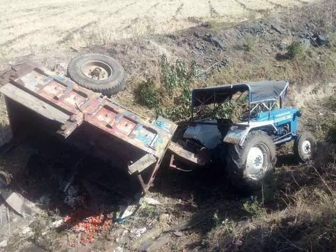 दतिया: रतनगढ़ माता मंदिर के दर्शन करने जा रहे श्रद्धालुओं से भरी ट्रैक्टर-ट्रॉली पलटी, 4 की मौत 22 घायल, रतनगढ़ माता मंदिर जा रहे थे दर्शन करने