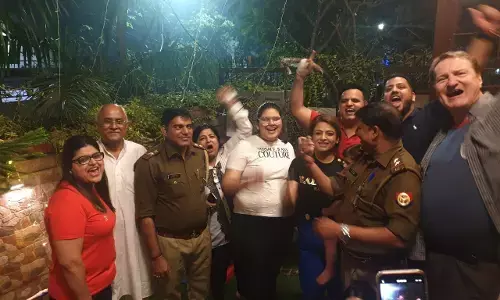 नोएडा पुलिस ने 48 घंटे में 15 लाख कीमत की हीरे की अंगूठी कर ली बरामद, लौटी परिवार की मुस्कान नोएडा पुलिस ने 48 घंटे में 15 लाख कीमत की हीरे की अंगूठी कर ली बरामद, लौटी परिवार की मुस्कान