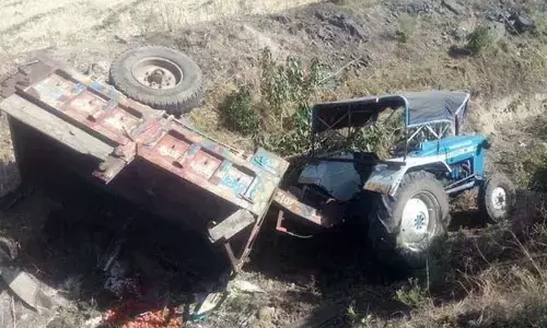 दतिया: रतनगढ़ माता मंदिर के दर्शन करने जा रहे श्रद्धालुओं से भरी ट्रैक्टर-ट्रॉली पलटी, 4 की मौत 22 घायल, रतनगढ़ माता मंदिर जा रहे थे दर्शन करने दतिया: रतनगढ़ माता मंदिर के दर्शन करने जा रहे श्रद्धालुओं से भरी ट्रैक्टर-ट्रॉली पलटी, 4 की मौत 22 घायल, रतनगढ़ माता मंदिर जा रहे थे दर्शन करने