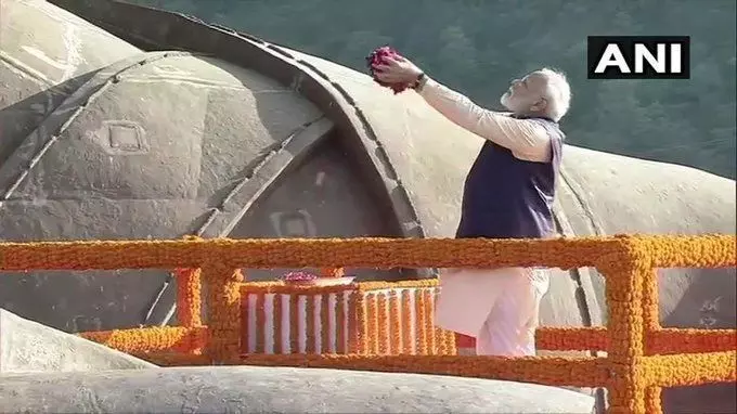 PM मोदी ने सरदार पटेल को दी श्रद्धांजलि, लौह पुरुष की 144वीं जयंती PM मोदी ने सरदार पटेल को दी श्रद्धांजलि, लौह पुरुष की 144वीं जयंती