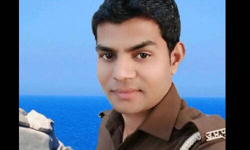 अमरोहा में मृतक सिपाही का शव रखकर किया NH 24 जाम, पुलिस ने की लाठीचार्ज बाद में एसपी ने समझाकर शव को हटवाया अमरोहा में मृतक सिपाही का शव रखकर किया NH 24 जाम, पुलिस ने की लाठीचार्ज बाद में एसपी ने समझाकर शव को हटवाया