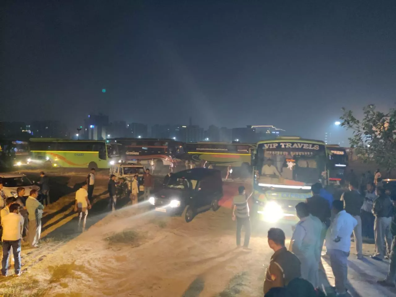 नोएडा पुलिस का ओपरेशन क्लीन 23 : 80 बसों को किया बंद जिनमे 14 को किया सीज नोएडा पुलिस का ओपरेशन क्लीन 23 : 80 बसों को किया बंद जिनमे 14 को किया सीज