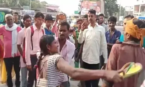 यूपी में पत्नी ने देवर और पति को सरेआम चप्पलों से पिटाई कर दी, और फिर ... यूपी में पत्नी ने देवर और पति को सरेआम चप्पलों से पिटाई कर दी, और फिर ...