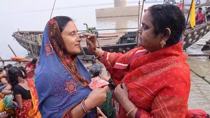 बिहार: छठ महापर्व का दूसरा दिन आज, खरना के प्रसाद में है गुड़ की खीर की प्रधानता