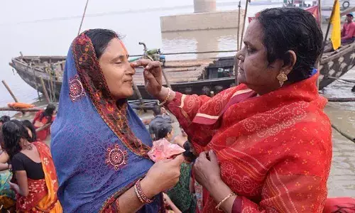 बिहार: छठ महापर्व का दूसरा दिन आज, खरना के प्रसाद में है गुड़ की खीर की प्रधानता